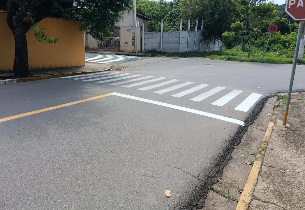 Pinturas de vias sendo realizadas