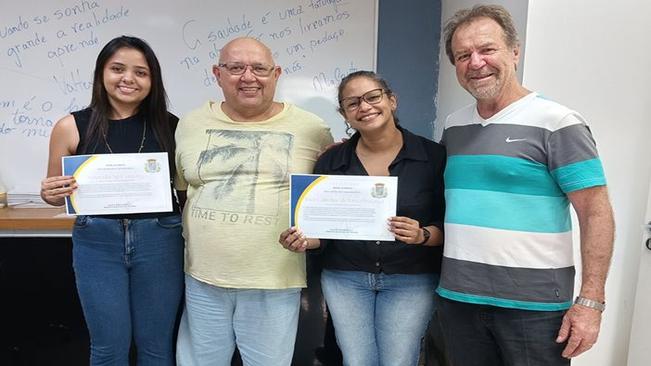 Prefeito entrega diplomas de honra ao mérito